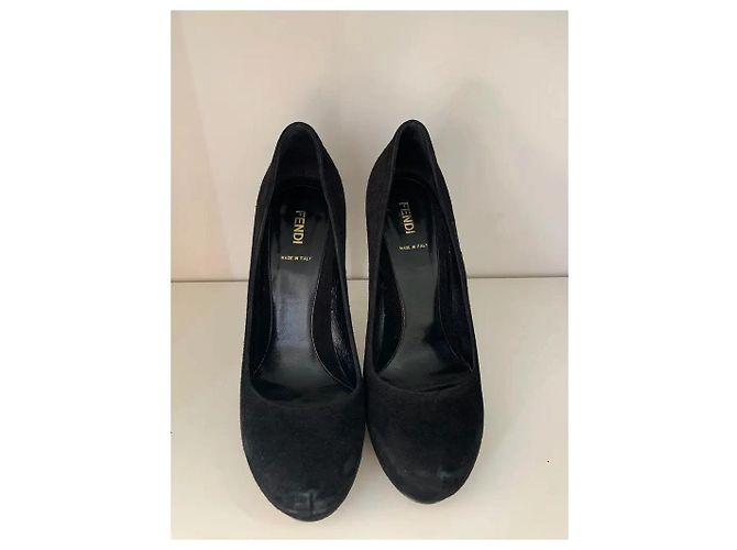 Fendi Pumps aus schwarzem Wildleder mit FF-Monogramm - Ansicht 2