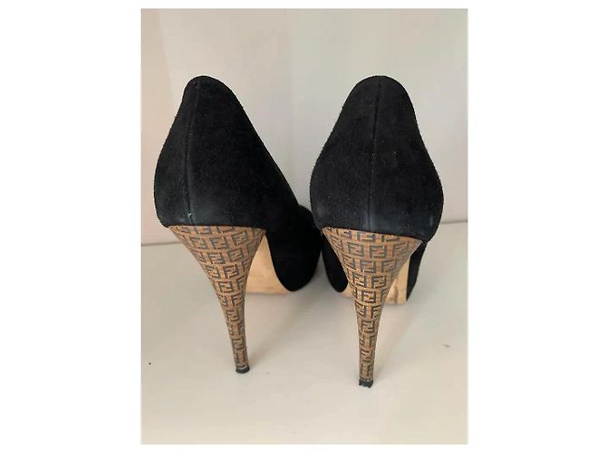 Fendi Pumps aus schwarzem Wildleder mit FF-Monogramm - Ansicht 3