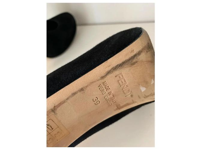 Fendi Pumps aus schwarzem Wildleder mit FF-Monogramm - Ansicht 4