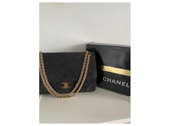 Chanel Classic Flap Bag Pele de Cordeiro Preta Preto - vista 2