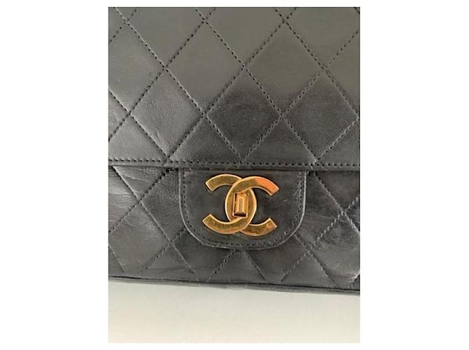 Chanel Classic Flap Bag Pele de Cordeiro Preta Preto - vista 3