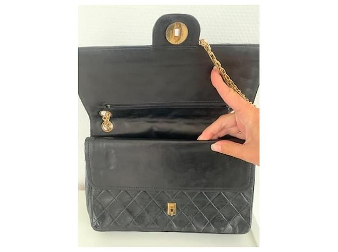 Chanel Classic Flap Bag Pele de Cordeiro Preta Preto - vista 8