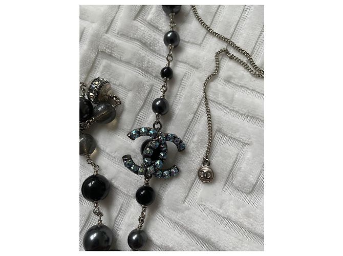 Colar Chanel CC Logo com Pérolas e Strass Preto Cinza Metálico - vista 2
