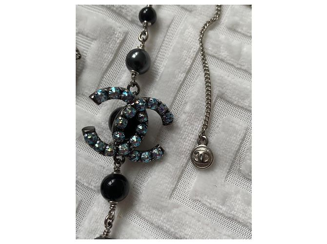 Colar Chanel CC Logo com Pérolas e Strass Preto Cinza Metálico - vista 3