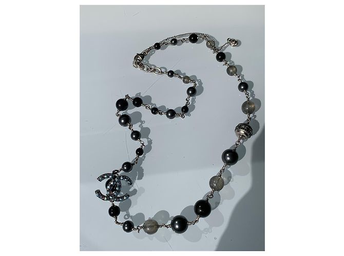 Colar Chanel CC Logo com Pérolas e Strass Preto Cinza Metálico - vista 4