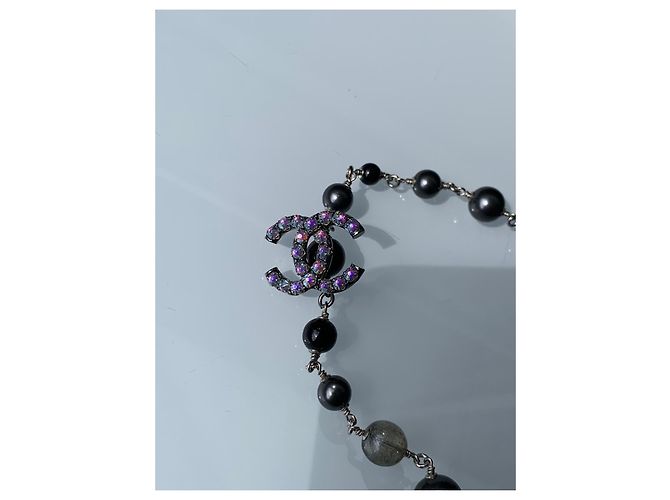 Colar Chanel CC Logo com Pérolas e Strass Preto Cinza Metálico - vista 5