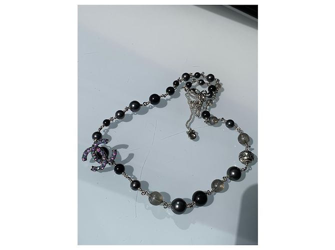 Colar Chanel CC Logo com Pérolas e Strass Preto Cinza Metálico - vista 6