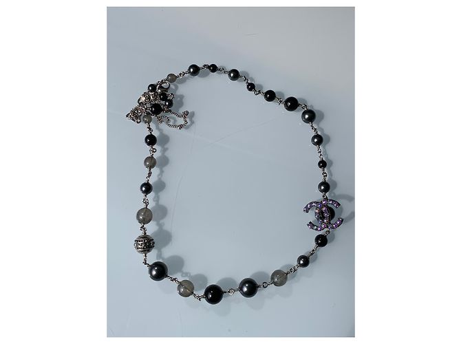 Colar Chanel CC Logo com Pérolas e Strass Preto Cinza Metálico - vista 7