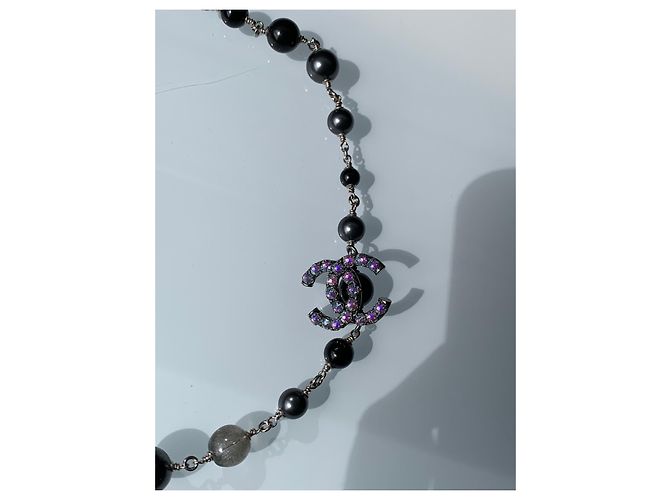 Colar Chanel CC Logo com Pérolas e Strass Preto Cinza Metálico - vista 8