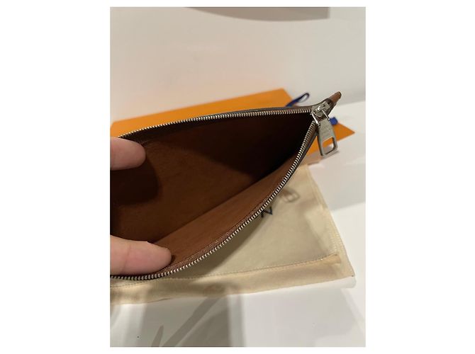 Louis Vuitton Pochette Voyage MM Monogram Canvas Marrone - vista 9