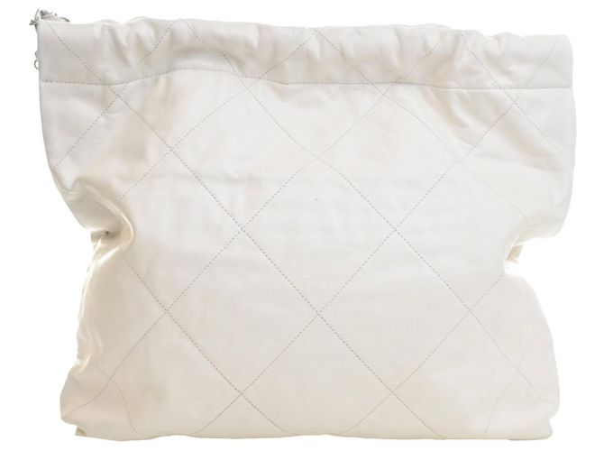 Bolsa Chanel 22 em couro de vitelo brilhante branco Medium - vista 4