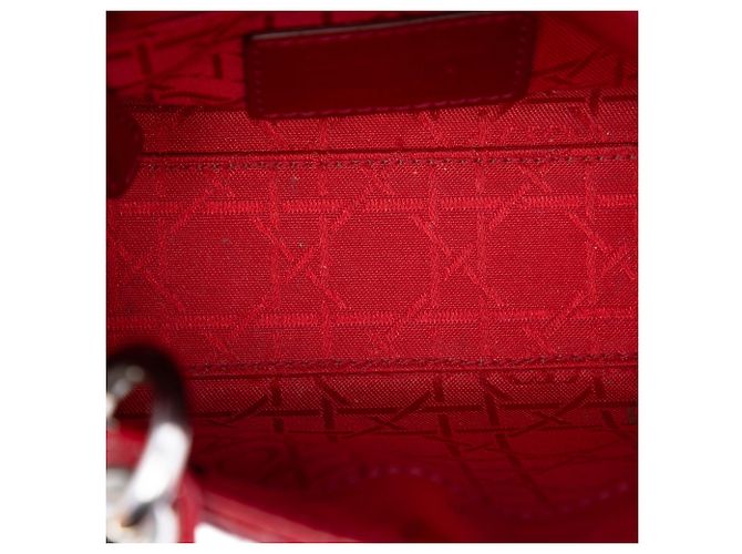 Lady Dior mini in vernice cannage rosso di Dior - vista 4