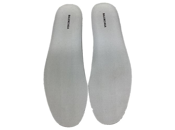 Baskets Balenciaga Triple S All Over Logo en polyuréthane blanc Écru - vue 9