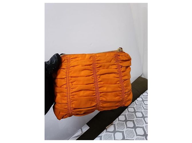 Prada Tessuto Gaufre Clutch in Nylon Arancione - vista 13