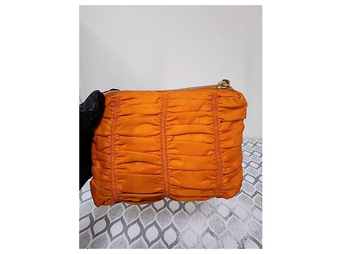 Prada Tessuto Gaufre Clutch in Nylon Arancione - vista 3