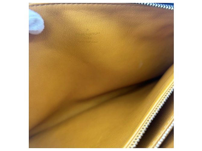 Bolsa de ombro Louis Vuitton Coussin MM em couro de cordeiro Preto - vista 7