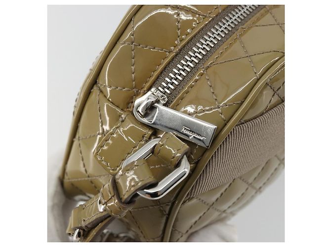 Borsa Salvatore Ferragamo Vala Chain in pelle vernice Silver Beige Auth 179215A Argento - vista 10
