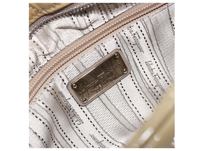 Borsa Salvatore Ferragamo Vala Chain in pelle vernice Silver Beige Auth 179215A Argento - vista 18