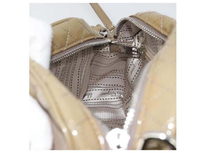 Borsa Salvatore Ferragamo Vala Chain in pelle vernice Silver Beige Auth 179215A Argento - vista 20