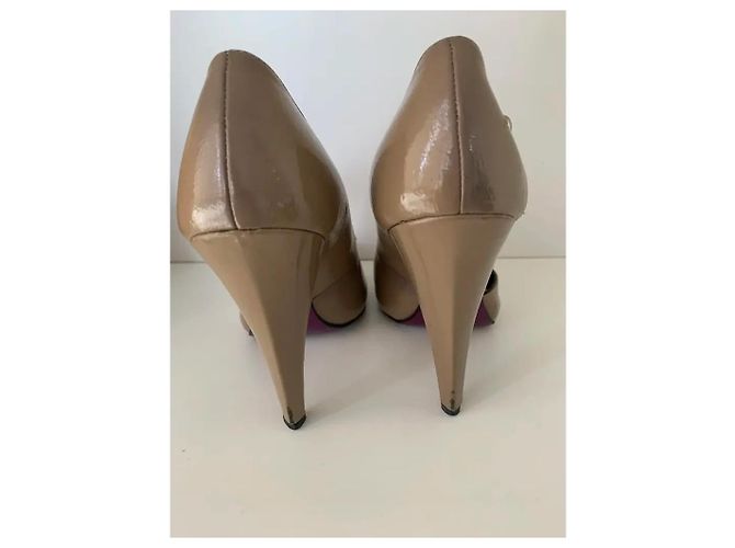 Décolleté Versace in vernice taupe - vista 3