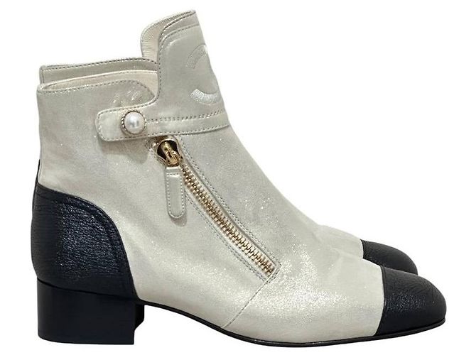 NWB Chanel Rare Cream, Black Gold PearlAnkle Boots Sz.40 - vista 2