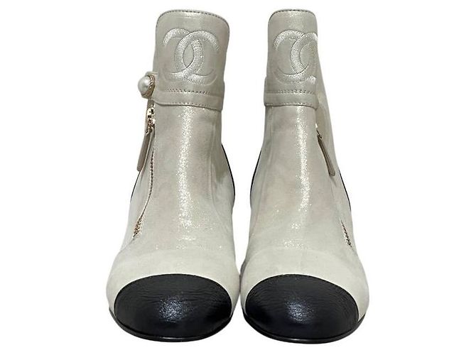 NWB Chanel Rare Cream, Black Gold PearlAnkle Boots Sz.40 - vista 3