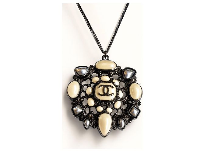 Collana Chanel Paris-Bombay Métiers d'Art 2012 con Pendente Nero Bianco Beige Metallico - vista 2