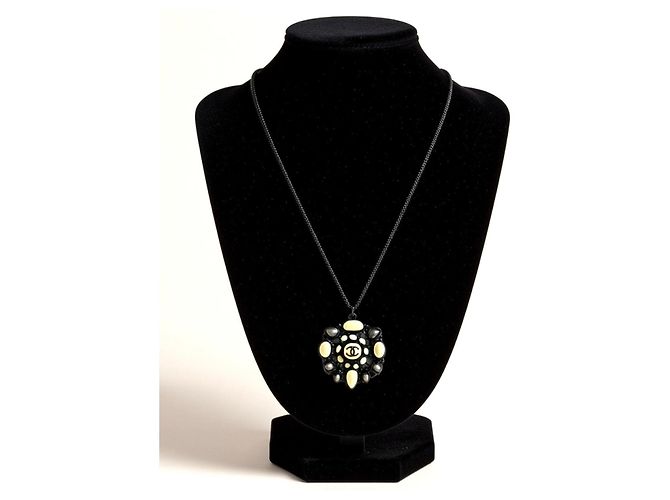 Collana Chanel Paris-Bombay Métiers d'Art 2012 con Pendente Nero Bianco Beige Metallico - vista 3
