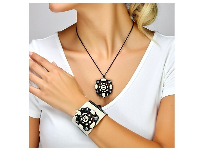 Collana Chanel Paris-Bombay Métiers d'Art 2012 con Pendente Nero Bianco Beige Metallico - vista 4