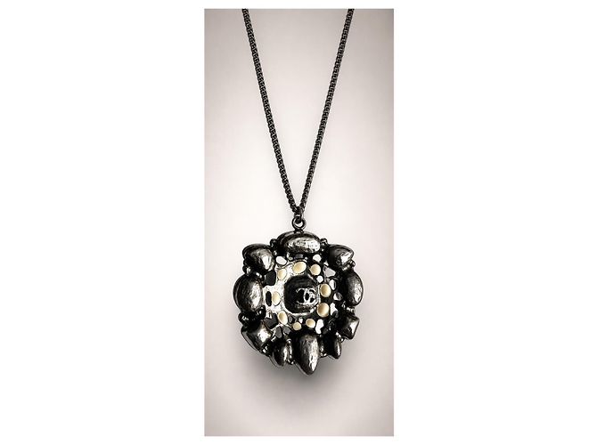 Collana Chanel Paris-Bombay Métiers d'Art 2012 con Pendente Nero Bianco Beige Metallico - vista 8