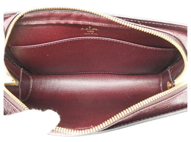 Pochette en cuir Taiga Louis Vuitton Bordeaux - vue 10