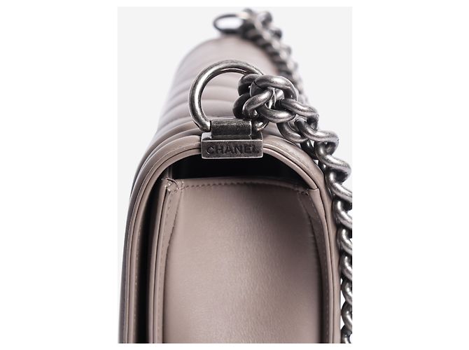 Chanel Boy Tasche aus Leder mit mittlerem Chevron-Steppmuster grau 2014 - Ansicht 12