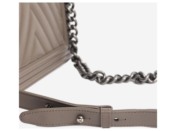 Chanel Boy Tasche aus Leder mit mittlerem Chevron-Steppmuster grau 2014 - Ansicht 6