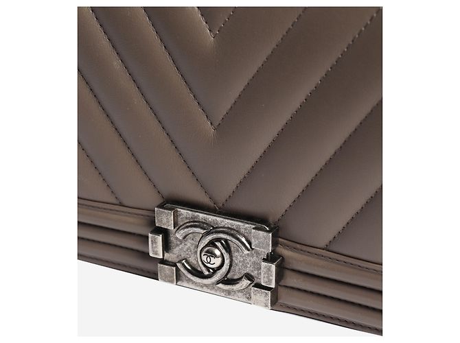 Chanel Boy Tasche aus Leder mit mittlerem Chevron-Steppmuster grau 2014 - Ansicht 7