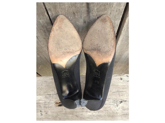 Décolleté Yves Saint Laurent in raso nero con gioiello - vista 2