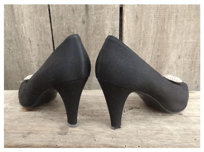 Décolleté Yves Saint Laurent in raso nero con gioiello - vista 4