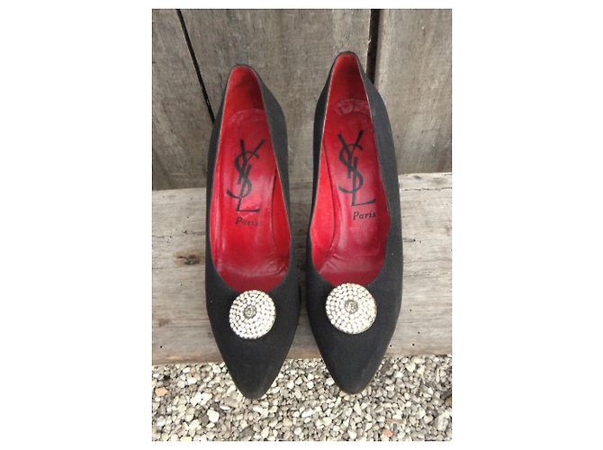 Décolleté Yves Saint Laurent in raso nero con gioiello - vista 6