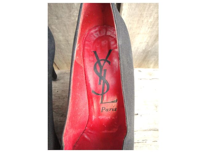 Décolleté Yves Saint Laurent in raso nero con gioiello - vista 7