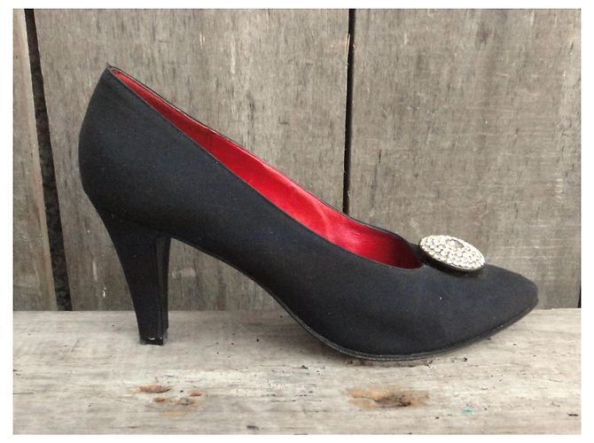Décolleté Yves Saint Laurent in raso nero con gioiello - vista 8