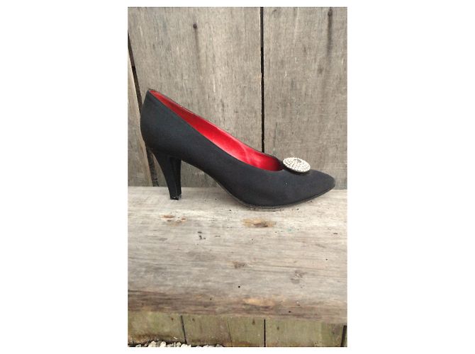 Décolleté Yves Saint Laurent in raso nero con gioiello - vista 9