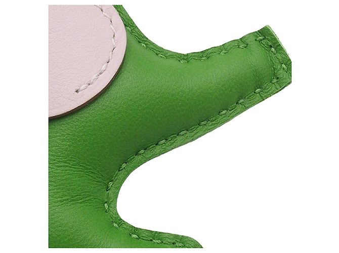 Charm per borsa Hermès Grigri Rodeo Pegase in agnello Milo verde e pelle Swift PM Rosa - vista 5