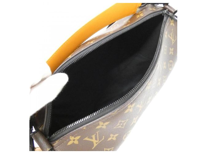 Borsa a tracolla Louis Vuitton Monogram Macassar Soft Polochon Marrone D'oro - vista 7