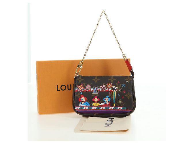 LOUIS VUITTON Vivienne Mini Pochette Accessoires Pochette M81965 LV Auth 178030M Monogramma - vista 12