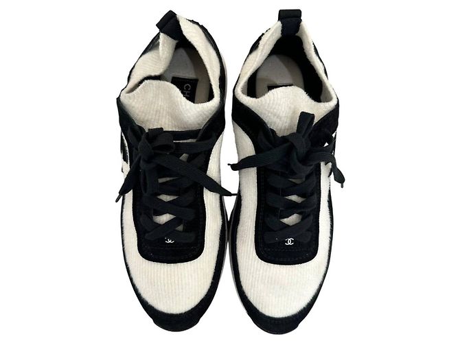 Timeless Chanel CC Logo Canvas Sneaker Weiß & Schwarz - Größe 40 Gebraucht - Ansicht 3