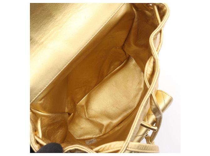 Zaino Chanel Matelassé in pelle oro D'oro - vista 3