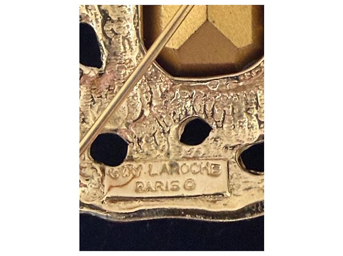 Broche Rectangular Guy Laroche Dorado con Cristal - vista 9