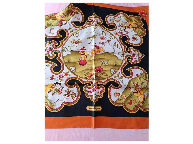 Salvatore Ferragamo Foulard in Seta Stampa Floreale e Figure - vista 2