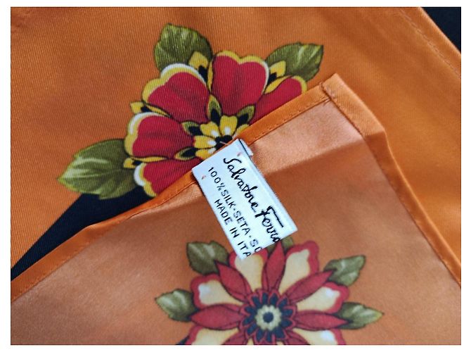 Salvatore Ferragamo Foulard in Seta Stampa Floreale e Figure - vista 3