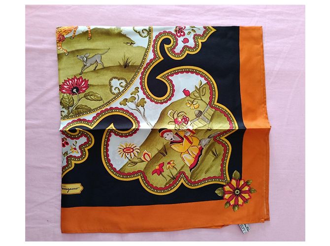 Salvatore Ferragamo Foulard in Seta Stampa Floreale e Figure - vista 4