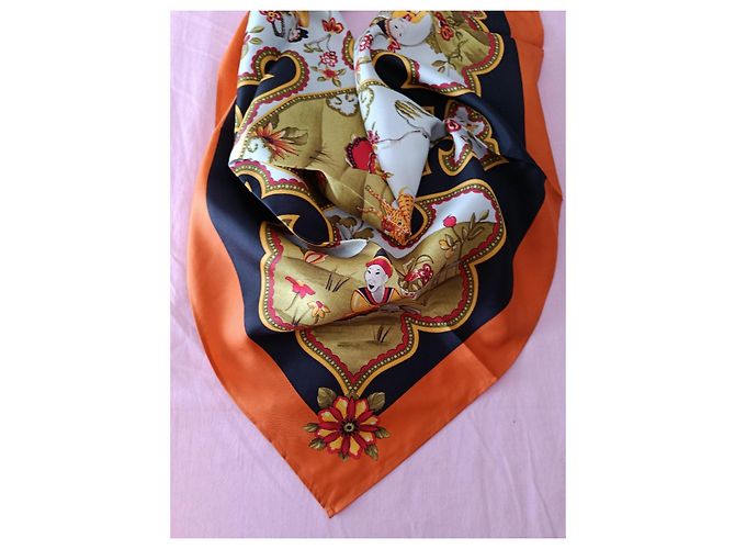 Salvatore Ferragamo Foulard in Seta Stampa Floreale e Figure - vista 5